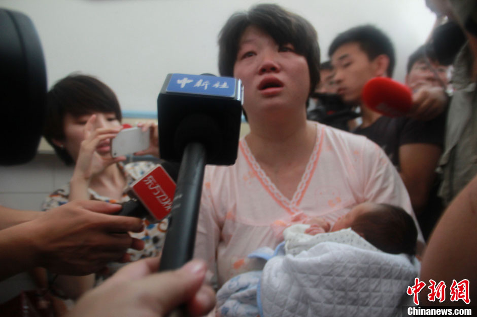 圖為獲救嬰兒母親接受中新社記者采訪。張一辰 攝