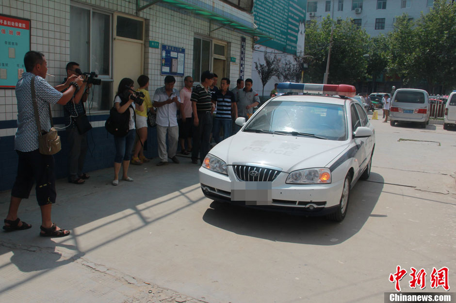 圖為護(hù)送獲救嬰兒的警察駛?cè)敫黄娇h婦幼保健院。張一辰 攝