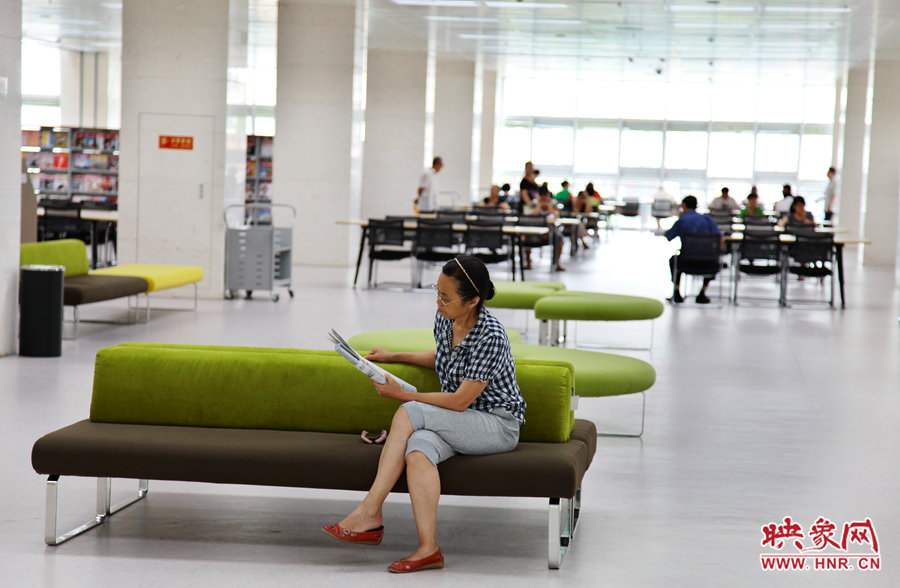 早上十點左右，已經(jīng)有不少讀者來管內(nèi)看書了。