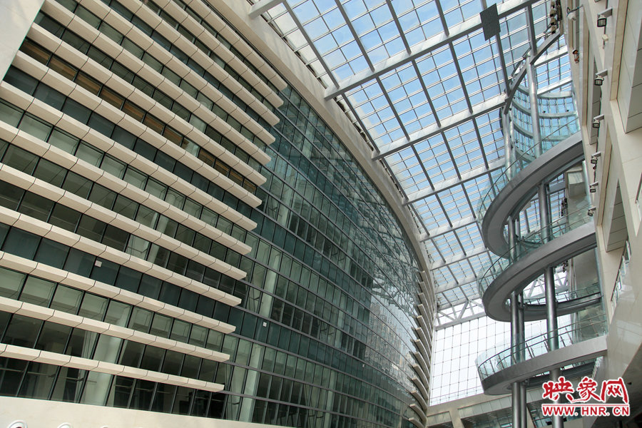 “全景天窗”帶來充足的自然光。