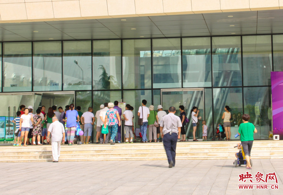 開館時間還沒到，門口已經(jīng)有不少等待的讀者