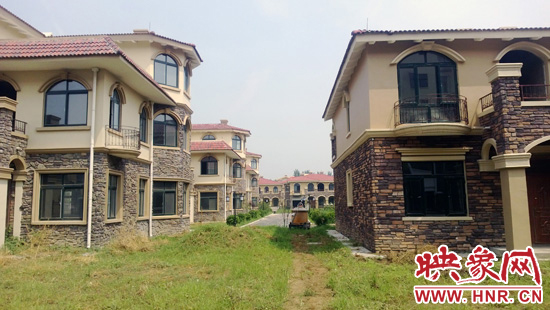 圖為別墅群內(nèi)正在進行最后的鋪路、綠化