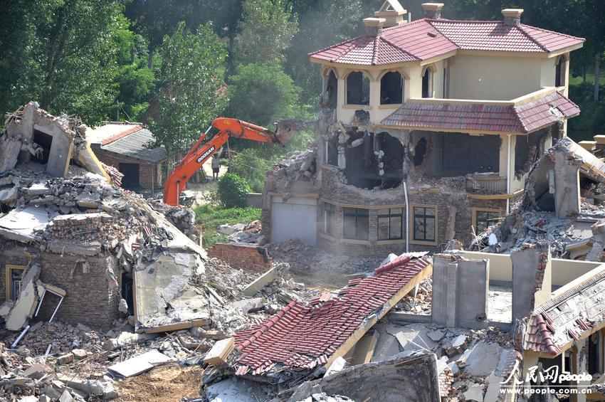 2013年8月18日，在黃河南岸鄭州市惠濟(jì)區(qū)花園口鎮(zhèn)申莊村，違規(guī)修建的別墅正在被拆除。張濤/東方IC