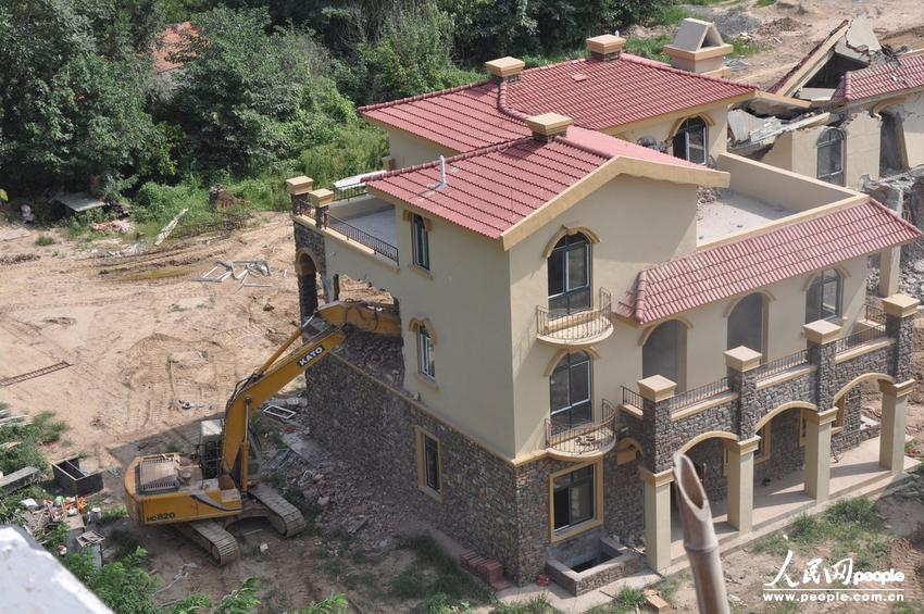 2013年8月18日，在黃河南岸鄭州市惠濟(jì)區(qū)花園口鎮(zhèn)申莊村，違規(guī)修建的別墅正在被拆除。張濤/東方IC