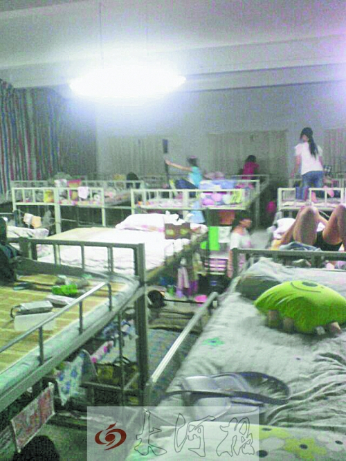 住在電教室里的女生們，擁擠不堪。