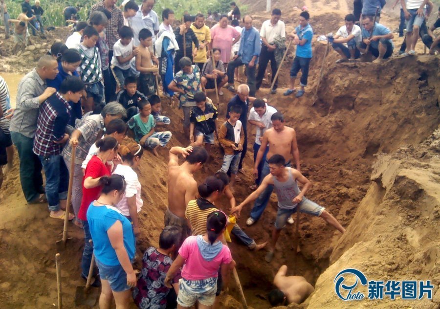 河南西平工地挖出銅錢 上百村民連夜哄搶 河南西平工地挖出銅錢 上百村民連夜哄搶