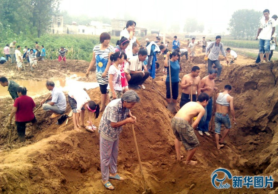 河南西平工地挖出銅錢 上百村民連夜哄搶 河南西平工地挖出銅錢 上百村民連夜哄搶
