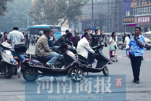 　火車站廣場(chǎng)北側(cè)，幾輛摩的正在等客