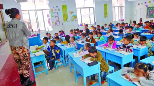 有的課桌直抵講臺，學(xué)生眼睛離黑板非常近。