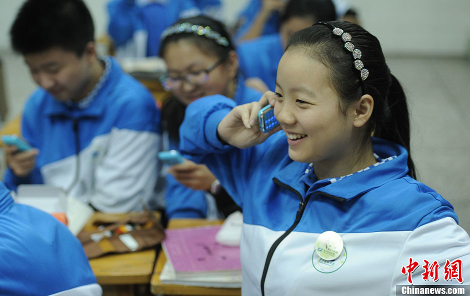 圖為一同學(xué)正在試手機(jī)的通話功能。