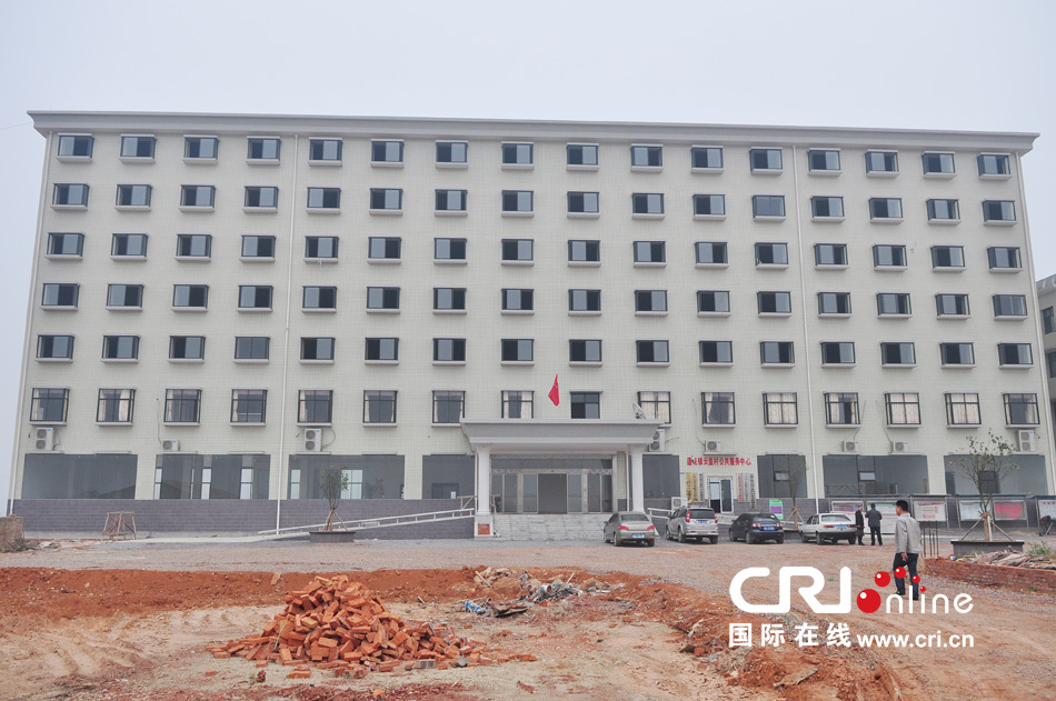 2013年10月21日，長沙云蓋村欠債千萬新建的豪華村部樓。