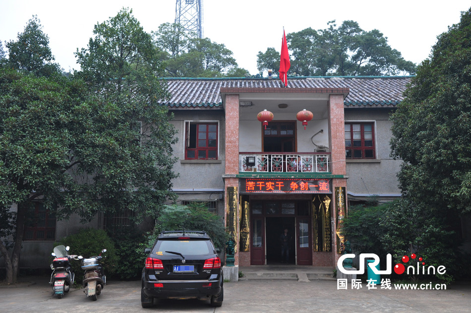 　2013年10月21日，這是蓮花鎮(zhèn)人民政府的辦公樓，和蓮花鎮(zhèn)云蓋村的辦公樓相比，寒酸不少。