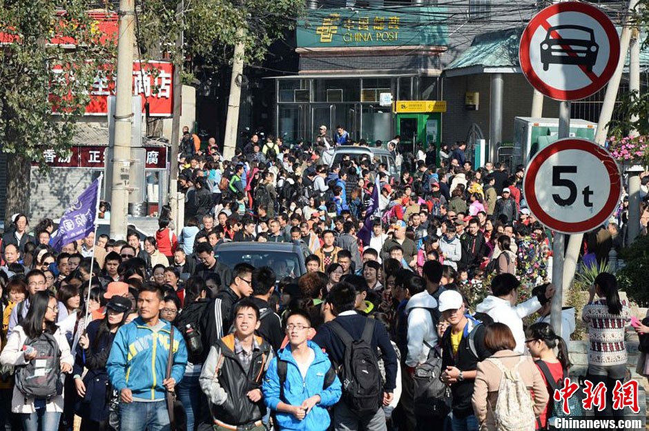 　10月26日上午10點多，北京香山路賞紅客摩肩接踵