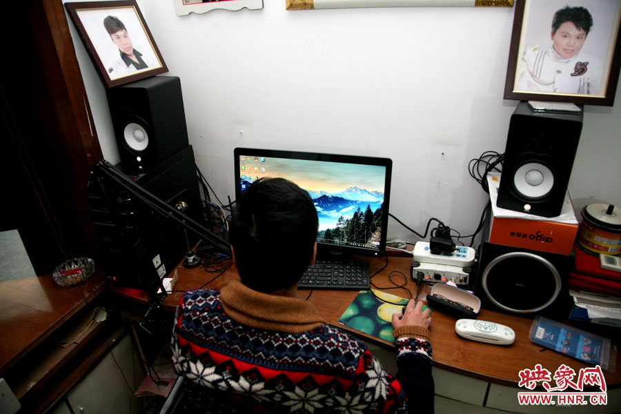 這張小小的工作臺就是海龍的一片小天地，他可以在這里練歌，也可在這里回味他的過去