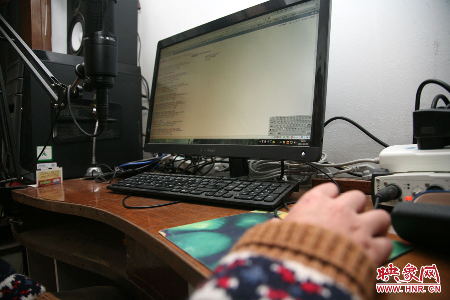 由于海龍只剩下兩根手指可以做動作，聰明的他調(diào)出軟鍵盤來打字搜索