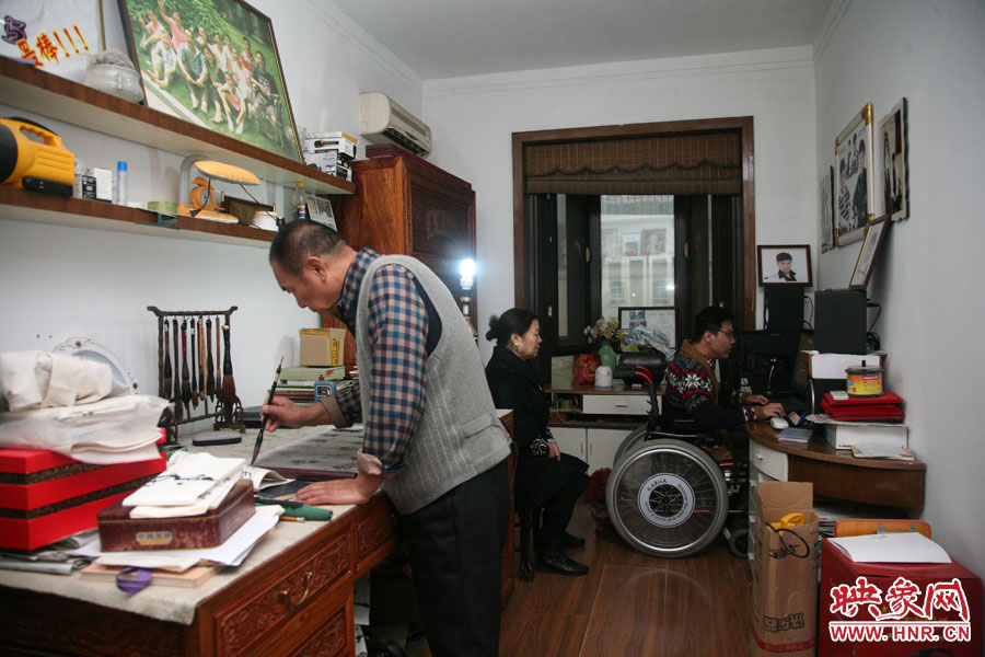 小小的書房里，爺孫三人在坐著各自的事情，姥爺在練書法，姥姥在旁專心的看著海龍，海龍?jiān)诒M情的歌唱