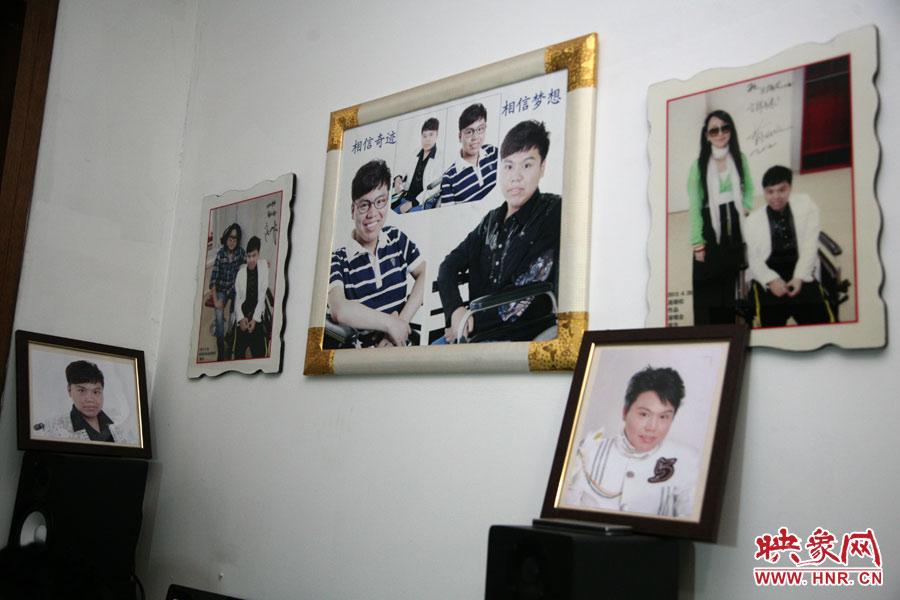 海龍的房間內(nèi)掛滿了這些年他走過的路程。