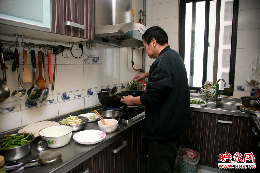 由于二老年齡也大了，于是姥姥的弟弟來住在家中幫忙照顧海龍