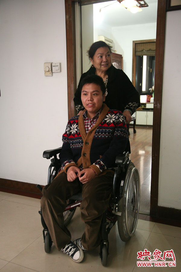 練完歌后，姥姥將海龍推了出來，因?yàn)樾袆硬槐?，海龍很少出門，他的活動地方一般就是書房與客廳。