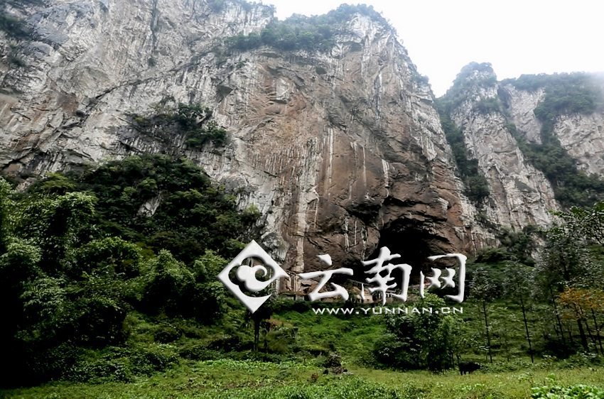 大鍋圈小學就建在這樣一個懸崖絕壁邊上。