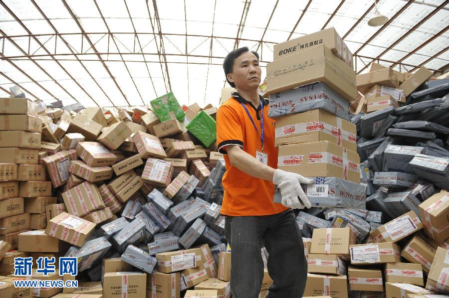 　11月11日，在圓通公司廣州一處分揀站，工作人員加緊處理堆積如山的快件。