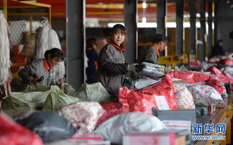 11月11日，一家快遞公司的工作人員正在分揀快件。