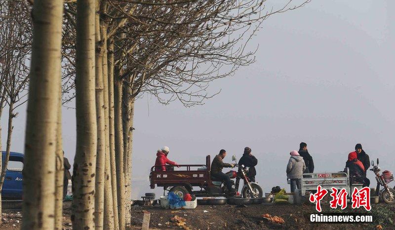 圖為12月1日，104國(guó)道靜?？h城附近，104國(guó)道靜?？h城附近，高速旁邊形成的黑市。田寶希 攝 圖片