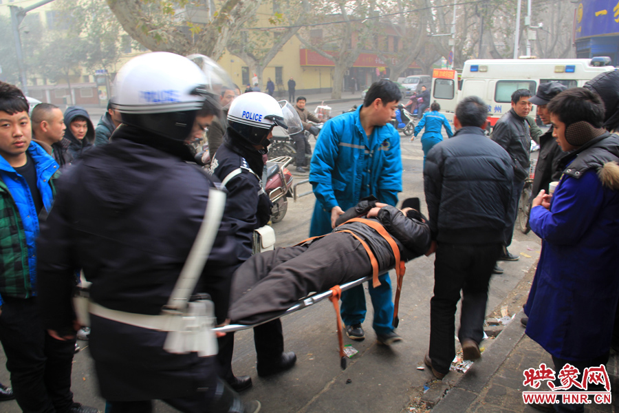 眾人將男子抬上救護車 眾人將男子抬上救護車