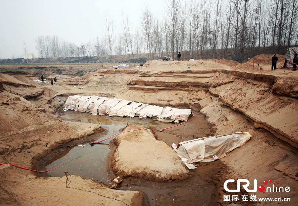 2014年1月6日，河南洛陽古沉船發(fā)掘現(xiàn)場，兩艘古沉船，一艘已經(jīng)挖掘出土，另一艘還有一半埋在沙丘里。