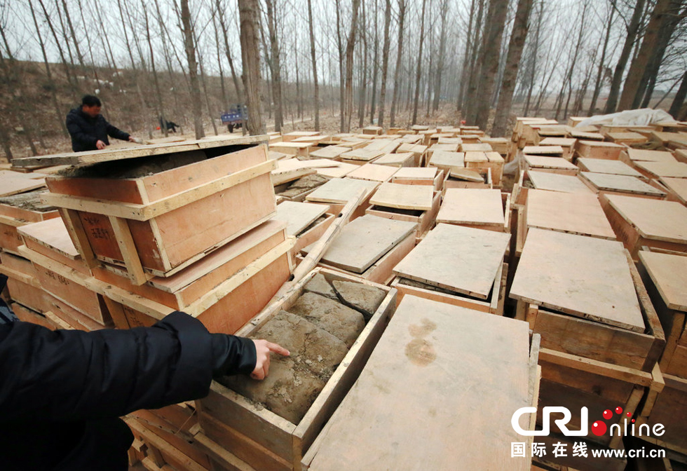 2014年1月6日，河南洛陽古沉船發(fā)掘現(xiàn)場，古船周圍和船上清理出來的青膏泥已被打包入箱。