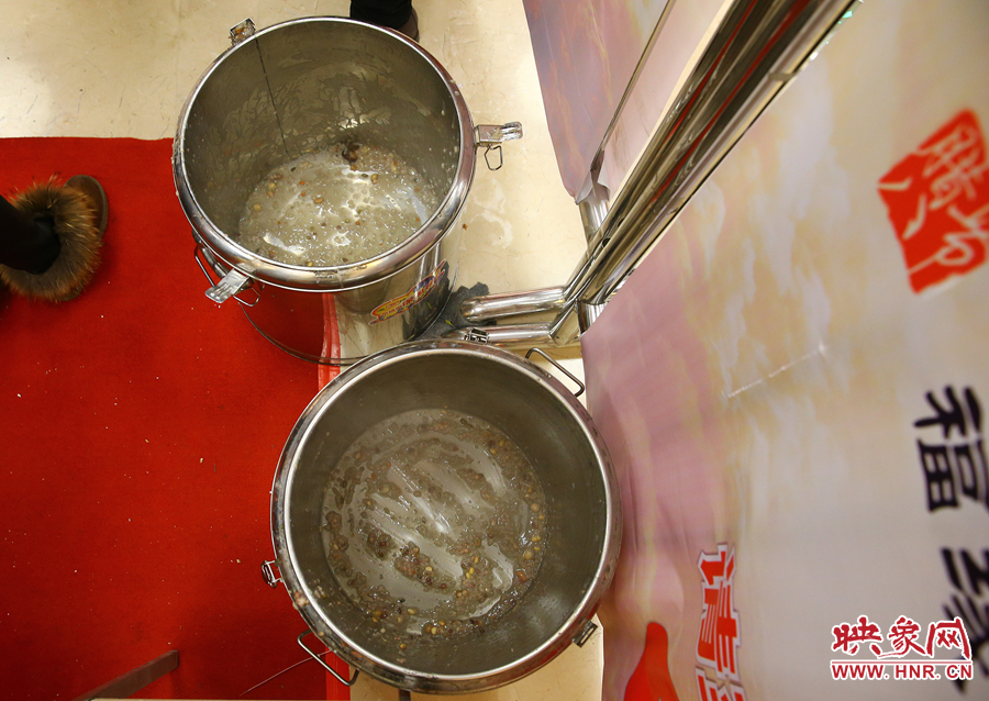 由于人多，兩大桶粥二十分鐘內(nèi)已經(jīng)見底。