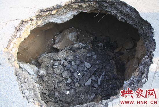 坑口直徑約兩米，路面下形成中空的大坑，約有15平方米。