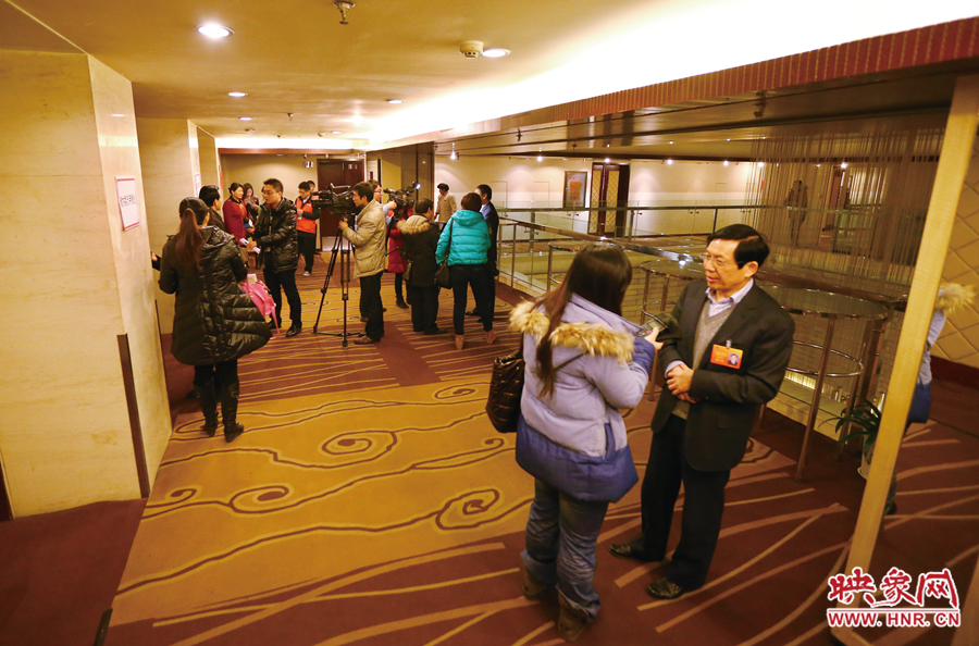 會(huì)議間隙，樓道成為記者采訪(fǎng)的主戰(zhàn)場(chǎng)