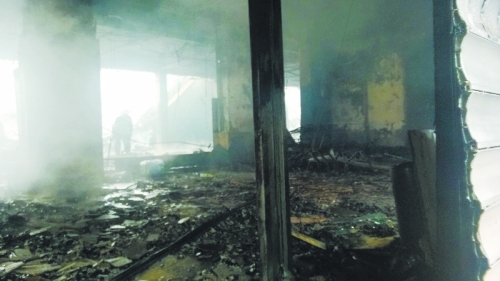 3.營業(yè)大廳棚頂坍塌，貨物成灰。