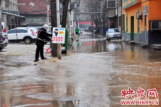 巡防隊員到了現(xiàn)場后，設置了警示牌，并勸阻小朋友進入水中