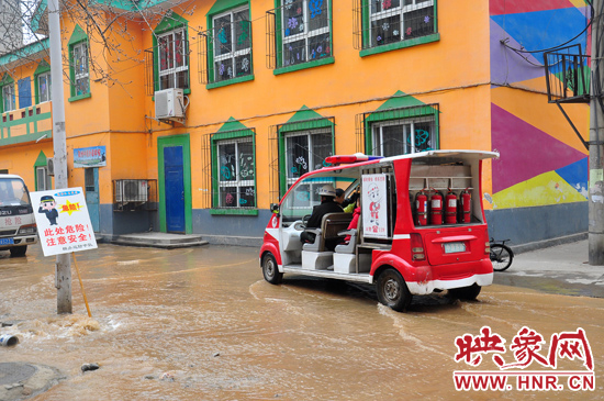 巡防隊員將巡消車開到對面，將上學的小朋友一個一個接上車，送出家屬院