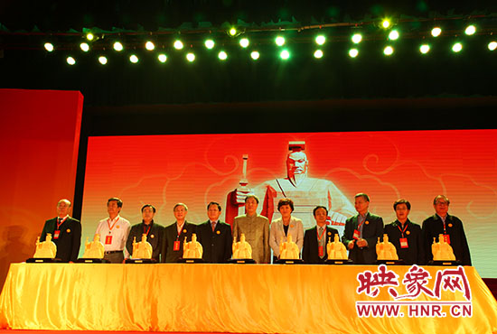 與會(huì)嘉賓一起見(jiàn)證歷史、啟動(dòng)論壇