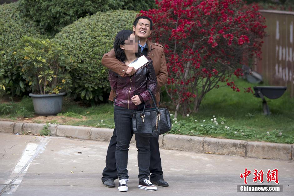 4月8日，劫持者與警方對峙。