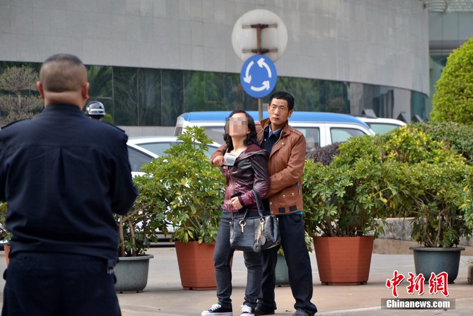 圖為劫持者與警方談判中。