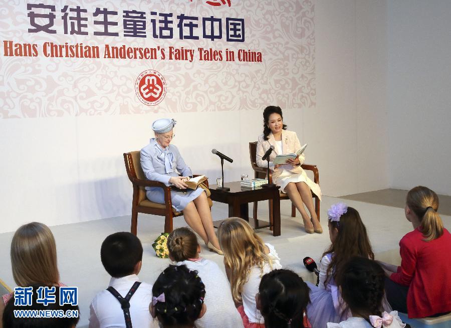 這是彭麗媛和瑪格麗特二世來(lái)到兩國(guó)孩子們當(dāng)中，為孩子們朗讀安徒生童話《丑小鴨》選段。