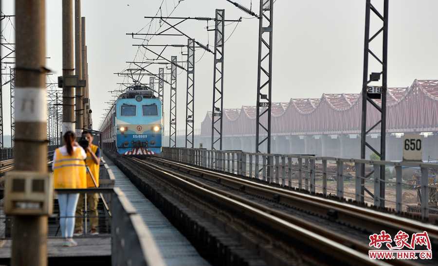 最后一列駛過(guò)老黃河鐵路大橋的火車(chē)