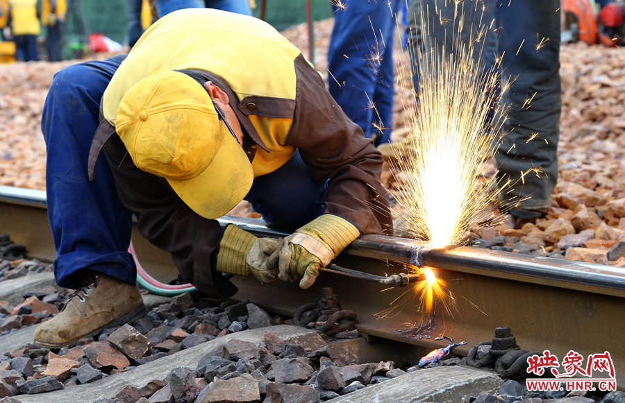 工人師傅切割老線(xiàn)路上的鐵軌
