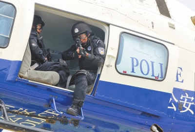 遇緊急情況，機(jī)載狙擊手可實(shí)施對(duì)地打擊。