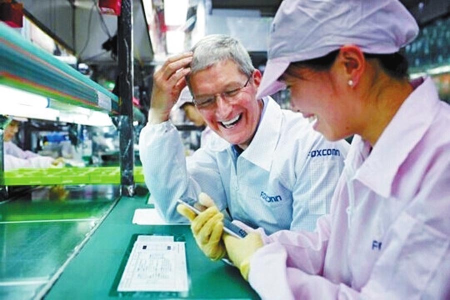 圖為蒂姆·庫(kù)克和一名女工在熱烈地交談。