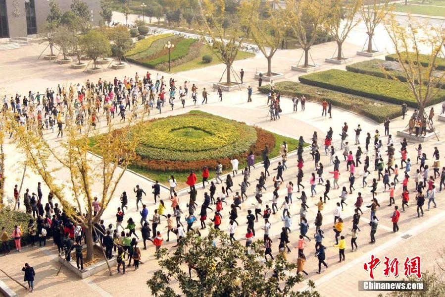 11月11日，河南財(cái)經(jīng)政法大學(xué)校園內(nèi)，300名在校大學(xué)生在上演了一出“光棍”也瘋狂的“快閃”大戲。