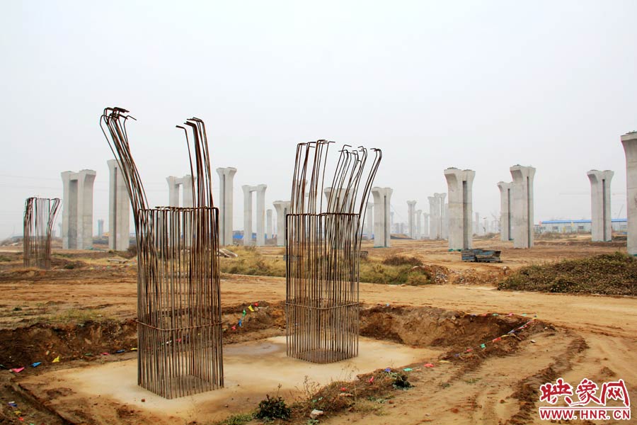 位于鄭州市南四環(huán)的京廣快速路南延工程已經(jīng)停工數(shù)月，現(xiàn)場幾百根橋墩已經(jīng)架起，場面甚是“震撼”。