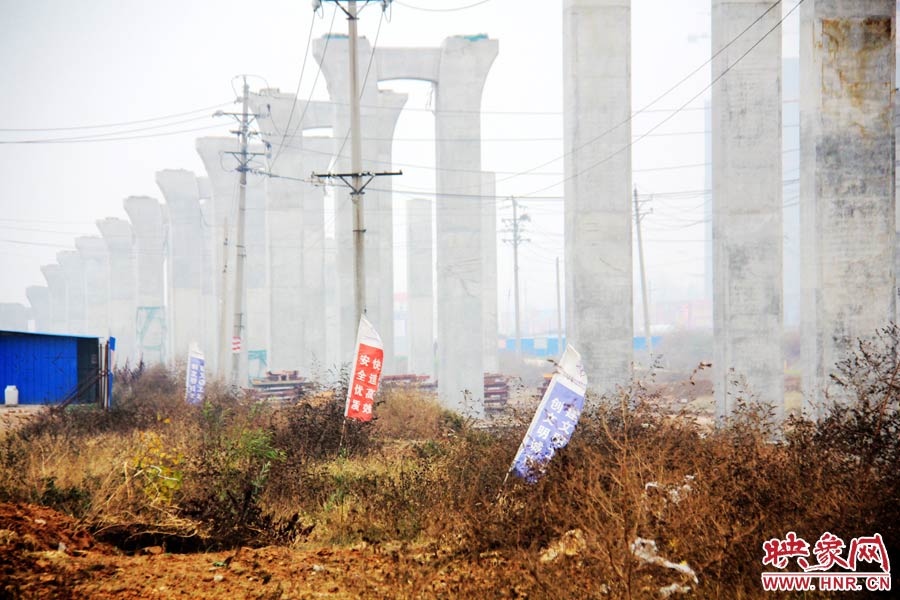 整個京廣快速路南段工程共分為六個工區(qū)，柴鍋轉(zhuǎn)盤處是京廣快速路南段三工區(qū)的施工區(qū)域。