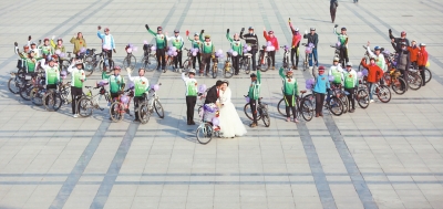 騎友們圍成一個(gè)“心”形，郝幸福在心尖上深情地親吻著新娘。