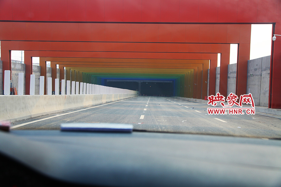 進(jìn)隧道時(shí)，由明到暗。