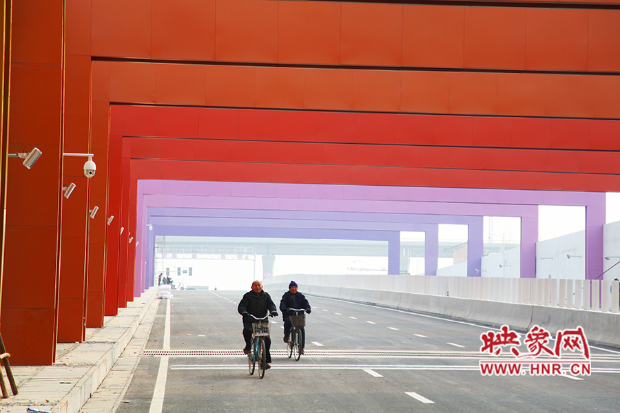 兩位老人騎自行車(chē)通過(guò)。